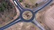 Ein Kreisverkehr aus der Luft gesehen 