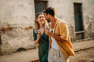 Wall Mural - Happy couple enjoying a sweet treat together on a sunny summer day.