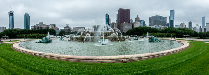 Canvas Print - Fountain in the city on a beautiful cloudy afternoon. Chicago, Illinois, USA