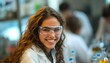 Wissenschaftlerin im Labor mit Schutzbrille, weißem Kittel und Kollegen (KI-/AI-generiert)