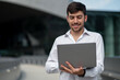 © zinkevych - Businessman with a laptop working outdoors
