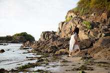 Mujer Joven Preciosa Embarazada Pasea Y Camina Por La Playay Las Rocas Cerca Del Mar En Un Atardecer En La Costa