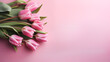 Kwiatowe różowe minimalistyczne tło na życzenia z okazji Dnia Kobiet, Dnia Matki, Dnia Babci, Urodzin, Walentynek czy pierwszego dnia wiosny. Szablon na baner lub mockup z tulipanami.