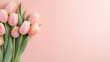 Kwiatowe brzoskwiniowe minimalistyczne tło na życzenia z okazji Dnia Kobiet, Dnia Matki, Dnia Babci, Urodzin czy pierwszego dnia wiosny z tulipanami. Szablon na baner lub mockup.
