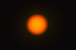 Tarcza słoneczna sfotografowana z użyciem teleobiektywu. W wyniku zastosowania filtra optycznego uzyskano ciepłą barwę tarczy słonecznej jednocześnie zastosowano efekt rozmycia.
