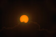 Tarcza słoneczna sfotografowana z użyciem teleobiektywu. W wyniku zastosowania filtra optycznego uzyskano ciepłą barwę tarczy słonecznej. Widoczne są plamy na powierzchni słońca. 
