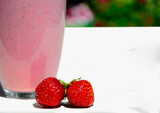 truskawkowy koktail mleczny w szklance na białym stole, strawberry milkshake in a glass, Strawberry Milkshake in a glass with a of strawberry on top of the table