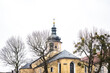 Kościół w wiejskiej scenerii z zimowymi drzewami