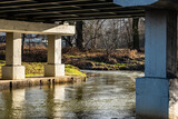 Fototapeta Miasto - Most Betonowy Nad Rzeką w Krajobrazie Wiejskim