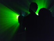 © Alfonso - silueta de personas detrás de luz verde