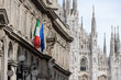 Bandiera italiana e dell'Unione europea e sullo sfondo il Duomo di Milano, Italia