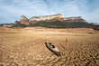 © yaqui_villegas - Kayak stranded on the dry land of the Sau reservoir, Panta de Sau, due to Catalonia's biggest drought in history