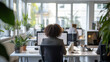 © Pause Papote - Femme de dis qui travaille dans un bureau - secrétaire ou femme d'affaires au bureau devant un ordinateur