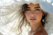 portrait femme brune, photo de mode, chapeau blanc et voile blanc, douceur et sensualité