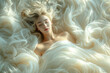 belle femme blonde, endormie dans une mer de voiles en tissu blanc, photo de mode, douceur et sensualité