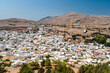 Übersicht über die weiß  getynchten Häuser und Bungalows der Stadt Lindos, einen Touristenhotspot auf der griecheischen Insel Rhodos