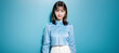 © WOWSTYLE - 背景青 笑顔の女性 Generative AI