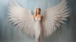 Kobieta w białej sukience ze skrzydłami stoi na tle romantycznego otoczenia w dniu Walentynek.