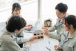 © buritora - 工務店・ハウスメーカー・建築会社・ビルダーで家の打ち合わせをする建築士・設計士・作業員・技術者