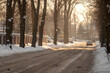 Zimowa miejska droga po nocnych obfitych opadach śniegu 