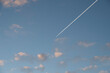 Flugzeug fliegt am himmel mit leichten wolken und kondensstraifen