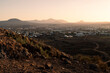 Blick auf den Vulkan Calderón Hondo bei Sonnenuntergang, in Lajares, La Oliva, Fuerteventura, Kanarische Inseln, Spanien.
