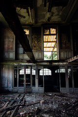 Wall Mural - Intérieur abandonné d'un hotel thermal luxueux. Hotel détruit. Gloire passée des Vosges. Hotel international abandonné. Ancien hotel luxe. 