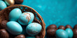 Gros plan sur un panier rempli d'oeufs de Pâques en chocolat vu de dessus sur un fond turquoise