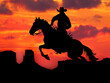 Silhouette Cowboy auf Pferd bei Sonnenuntergang im Monument Valley, USA - Wester Wildwest Tradition - Freiheit und Weite