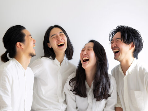爽やかな笑い声が響く、仲の良い日本人の若者たちの集い