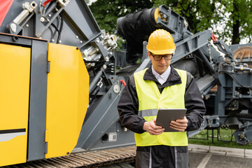 Aufkleber - Engineer with digital tablet next to road construction machine