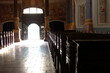 opuszczone ławy kościelne po mszy 
