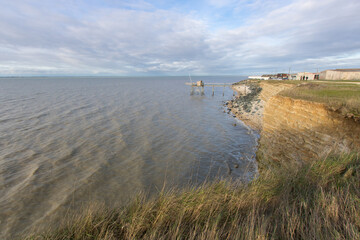 Indissociables des paysages de la Charente-Maritime,  des cabanes en bois appelées carrelets perchées au-dessus de l’océan se dressent sur le littoral, ouvertes sur l’immensité de l’Atlantique