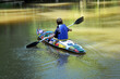 © Alexandre - garoto praticando canoagem com canoa no lago, férias escolares