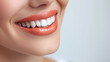 © Cabon Creations - Ue femme souriante avec ses dents mises en avant pour souligner sa dentition blanche