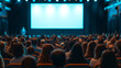 © pegasus24.com - Ein Vortrag in einem vollen Saal mit einer großen Leinwand