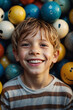 © Nautilus One - Retrato de un niño alegre entre bolas de bowling que exalta la alegría de la niñez y la infancia