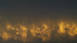 Coucher de soleil sous les nuages, révélant de magnifiques reflets jaunâtres sous des nuages de type Mammatus