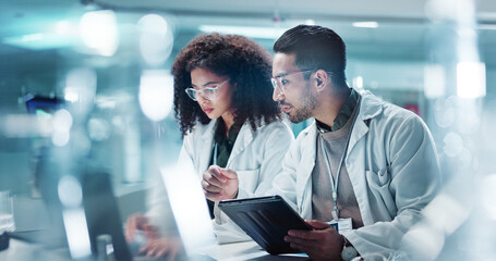 Aufkleber - Science, teamwork and laptop with laughing in laboratory for communication, pharmaceutical review or planning. Employees, collaboration and technology for research, discussion and digital analysis
