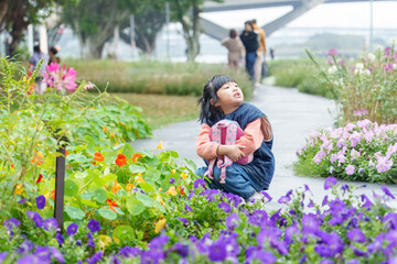 台湾台北市大同区の大きな公園で遊ぶ台湾人の小さな女の子の子供 A child of a little Taiwanese girl playing in a big park in Datong District, Taipei City, Taiwan