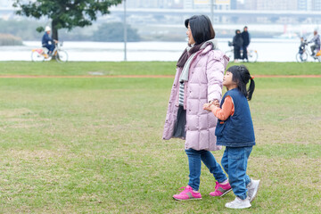 台湾台北市大同区の大きな公園で遊ぶ台湾人の小さな女の子とおばあちゃん Taiwanese little girl and grandmother playing in a big park in Datong District, Taipei City, Taiwan