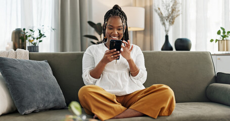 Fototapete - Home, funny and black woman on a sofa, cellphone and connection with social media, comedy post and laugh. African person, apartment or girl on couch, smartphone or mobile user with humor or typing