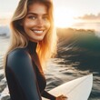 chica rubia y guapa haciendo surf en una playa australiana

