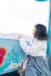 台湾台北市士林区にある遊園地の観覧車で遊ぶ２０代の若い台湾人女性A young Taiwanese woman in her 20s playing on the Ferris wheel of an amusement park in Shilin District, Taipei City, Taiwan