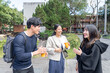 © Masakazu Tokashiki - 台湾台北市大安区にある大学で過ごす若い２０代の台湾人女性と男性とアジア人女性 Young Taiwanese women and men and Asian women in their 20s at a university in Da'an District, Taipei City, Taiwan