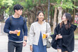 © Masakazu Tokashiki - 台湾台北市大安区にある大学で過ごす若い２０代の台湾人女性と男性とアジア人女性 Young Taiwanese women and men and Asian women in their 20s at a university in Da'an District, Taipei City, Taiwan