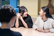 © Masakazu Tokashiki - 台湾台北市大安区の大学の食堂で３人の台湾人とアジア人の大学生男女が話している様子 Three Taiwanese and Asian college students talking at a university cafeteria in Da'an District, Taipei City, Taiwan