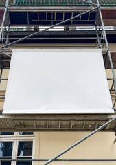 Wall Mural - Gerüstbanner mit Platz für Bannerwerbung an der Hausfassade