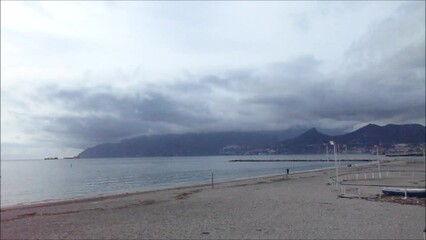 Wall Mural - TIME LAPSE : VEDUTA DELLA SPIAGGIA DI SALERNO,SUD ITALIA,5 FEBBRAIO 2024.