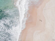 Surfista en la playa, drone estilo pastel